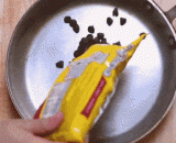 Put the marshmallow on the chocolate and then bake it. It really tastes good.,巧克力上放棉花糖，然后烤一下，这味道真的好好