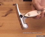 锤子的巧妙设计，再也不必用手按住钉子再往里敲了 - The ingenious design of the hammer does not need to hold the nail in hand and knock again.