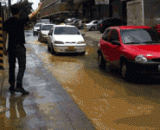 路面积水太多时，机智的过路方法！ - When the road is too much water, the tact way of passing the road!