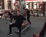 成功地引起了旁边两肌肉男的注意 - The success of the two next muscle man's attention