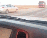 强行超车遭大货车就地正法 - A forcible overtaking is the right way of a big truck