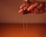 The iron chain is covered with iron rings, so the magic rings can be linked as long as the iron ring is circled two times.,铁链套铁环魔术揭秘，只要铁环绕铁链两圈就可以连一起了