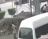 脚手架碰到电线，工人被电... - The scaffolding meets the wire and the workers are charged.