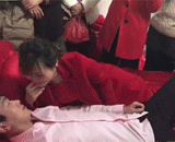 男：这么多人看着呢，你还敢这样欺负我！哼！ - Man: so many people look at it. You dare to bully me like this! Hum!