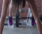 性感美女练俯卧撑，又有动力去健身了 - Sexy beauty practicing push ups, and have the motivation to go to the gym.