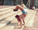 倒立上台阶，这份手劲一般男人还不如她 - Standing up on the stairs, this man is not as good as the man.