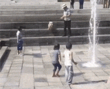 The strength of the fountain is a little big,喷泉的力气有点大