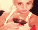 妹子，喝酒的时候不要拍照 - Don't take pictures when you drink.