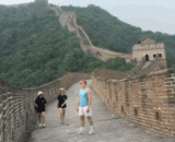 The foreigner openly cracked her leg in the Great Wall, and the driver couldn't see it and then tore it.,老外公然在长城劈腿，女司机看不过眼，继而撕逼
