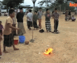 印尼小孩子的游戏：用点燃的椰子当火球踢 - Indonesian children's game: using coconut as a fireball kick