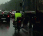 下雨天骑车要小心 - Be careful to ride on a rainy day