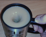 A cup that will rotate automatically, even stirring.,一种会自动旋转的杯，连搅拌都省了
