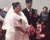 一圈都是娘家人，看样子是无路可逃了 ​​​​ - All circles are mothers' families. It seems that there is no way to escape ​ ​ ​ ​