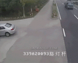 Quick cutting of SUV by turning on the turning truck,急速SUV被拐弯的货车钢板瞬间削顶