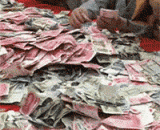 是不是该讨论一下今晚我们去哪唱歌 - Do you have to talk about where we are singing tonight