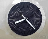 A creative visual illusion wall clock,好有创意的视觉错觉挂钟