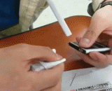 女朋友把打火机藏起来后只能用这招点烟了 - The girl can hide the cigarette lighter and use it to smoke.