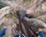 从58.8米的悬崖上跳入水池，一定很疼吧 - It must be very painful to jump into the pool from the 58.8 meter cliff.