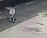 司机：咦？刚才那人呢！ - Driver: huh? What about that man!