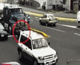 别躲在卡车的盲区，很危险！ - Don't hide in the blind area of the truck. It's dangerous!