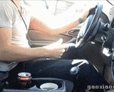 The anti overflow cup holder can change the angle according to the driving state of the vehicle.,防溢出杯座，可以根据车子的行驶状态改变角度