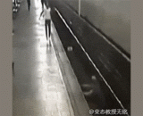 The subway is rolling, and the whole person rotates.,地铁碾人，整个人跟着旋转