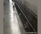 地铁碾人，整个人跟着旋转 - The subway is rolling, and the whole person rotates.