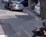 女司机：大兄弟你自己弄吧，我得去考科目一了 - Female driver: big brother, please do it yourself. I have to take a test.