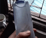 冰冻矿泉水一摇瞬间结冰，好神奇！ - Frozen mineral water in a moment of ice, wonderful!