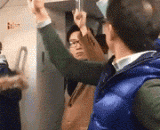当地铁上找不到扶手的时候 - When you can't find a handrail on the subway