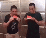 吃西瓜比赛，大叔一脸懵逼：Excuse me？？？ - When you eat a watermelon competition, your uncle is in a fool's face: Excuse me??