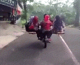 Indonesian men ride a motorcycle to carry 8 passengers.,印尼男子骑一辆摩托载8名乘客 简直屌炸天！
