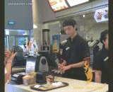 妹子你的冰淇淋，低头玩手机的妹子伤不起啊 - Your ice cream, your sister playing on the phone can't afford to hurt her.