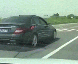 女司机还没加完油连带着油枪就带走了，这个我是服气的！ - The driver has not finished the oil with the oil gun. I am convinced.