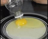 如何快速分离蛋清蛋黄，拿瓶子吸一吸就好了 - How to separate the egg yolk quickly and suck it in the bottle.