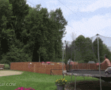 牛了个逼！蹦床上后空翻投两个蓝球全中了 - A cow! The trampoline back somersault throws all two blue balls in the trampoline