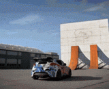 一辆车竟然在墙上进行漂移，酷炫屌炸天！ - A car was drifting on the wall.