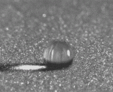 Water drops to the sand,水滴到沙瞬间