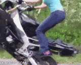 妹子单轮开摩托车，这挂开过头了 - My sister drove a motorcycle in a single round, and it hung over