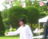 A kiss on the basis of the crowd is drunk.,基情一吻，围观群众看的都醉了