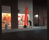 一直觉得商店门口的充气人很魔性，而这位兄弟做了大家一直想做的事... - I always feel that the inflatable man at the store door is very magical, and this brother has done what everybody has always wanted to do.