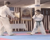 不是我开玩笑，这块木板我用眼神就可以打碎 - I'm not kidding. I can break the board with my eyes.