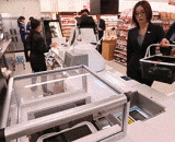 日本超市的自动装袋机，人类收银员的唯一优势也被机器取代~ - Japanese supermarket automatic bagging machine, the only advantage of human cashiers is also replaced by machines.