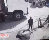 技师被轮胎炸飞 - The technician was blown off by the tires