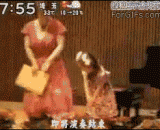 日本的小男孩献花被女神无视时的反应，简直天都塌下来了！！ - The reaction of the little boy in Japan to the goddess's disregard of flowers was almost falling.