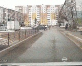 The little Russian girl helped the other children to cross the road and commanded passing vehicles at the intersection.,俄罗斯小女孩为帮其他孩子过马路，在路口指挥过往车辆！