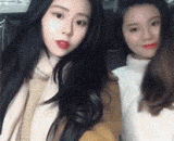 女生一起自拍时，塑料姐妹情展露无疑 - When girls take a self timer, the sisterhood of plastic is unfolded.