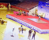 不让我过，我就砸死你 - Don't let me pass, I'll kill you