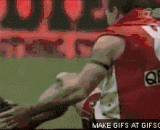 一个足球运动员的膝盖骨错位了，他自己又把他拍正了 - A football player's knee bone was misplaced, and he shot himself again.