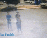 俩抢劫犯对路人下手，不小心枪走火打死同伴 - Two robbers attacked the passers-by and killed the companion accidentally.